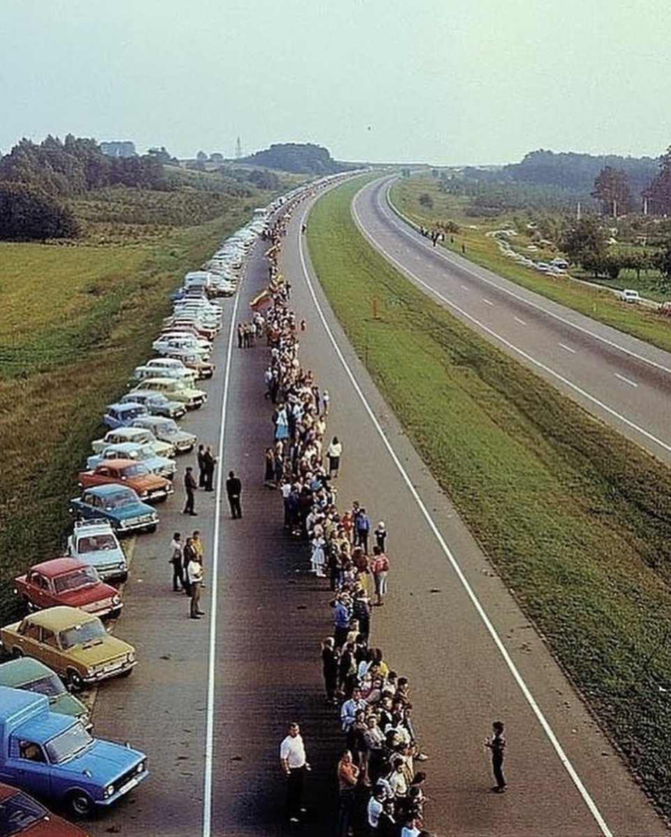 1989’da yapılan “Baltık Yolu” protestosu. Üç ülkeden 2 milyon insan otoriter rejime karşı el ele tutuşarak barışçıl direniş sergiliyor. Eylem, 1990 Mart’ında bağımsızlık ilanlarına ve 1991’de tam bağımsızlığın tanınmasına zemin hazırladı. Halkları ancak halkın kendisi kurtarır.