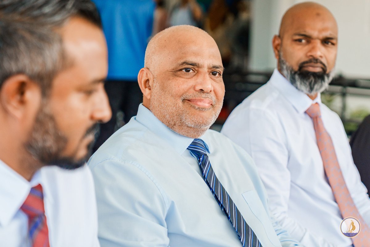 މިނިސްޓަރ ޑރ ޢަލީ ޙައިދަރު އަޙްމަދު މިއަދު ހެނދުނު ކުޅުއްދުފުއްށި ސިޓީއަށް ވަޑައިގަންނަވައިފި. މިނިސްޓަރ ގެ މި ދަތުރުފުޅުގައި ކުޅުދުއްފުށި ސިޓީގައި އަލަށް ޤާއިމް ކުރެވުނު ނޭޝަނަލް ކެރިއަރ ސާރވިސް ރީޖަނަލް ސެންޓަރ ރަސްމީކޮށް ހުޅުއްވައިދެއްވުމަށް ވަނީ ހަމަޖެހިފައި. އަދި 1/2