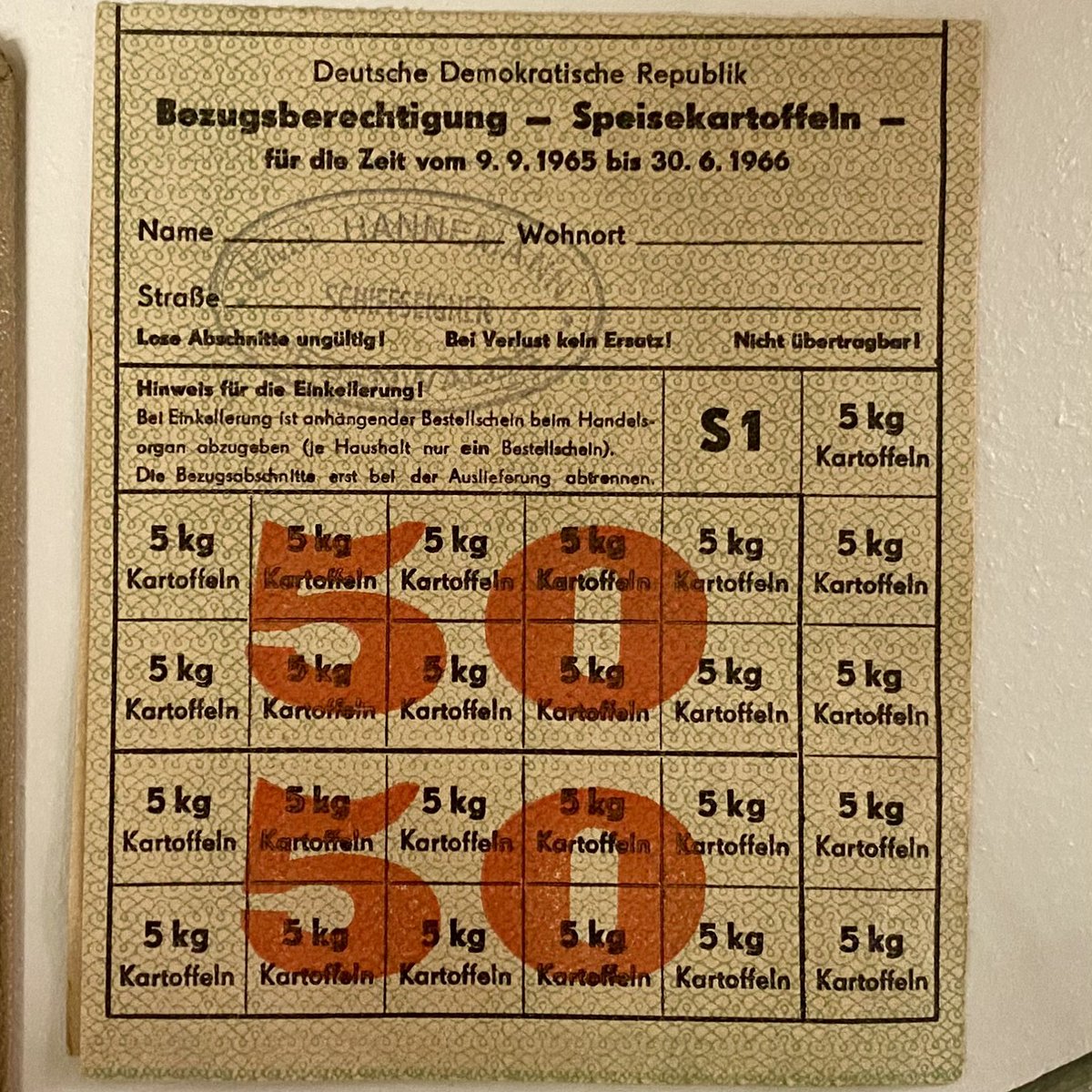 #OTD 1958. In der #DDR werden die Lebensmittelkarten abgeschafft. Der offizielle Jubel ist groß - die Realität komplexer. Einige Karten bleiben erhalten, Preise steigen, die Knappheit verschärft sich. Die Folge zwei Jahre später: Zwangskollektivierung der #Landwirtschaft.