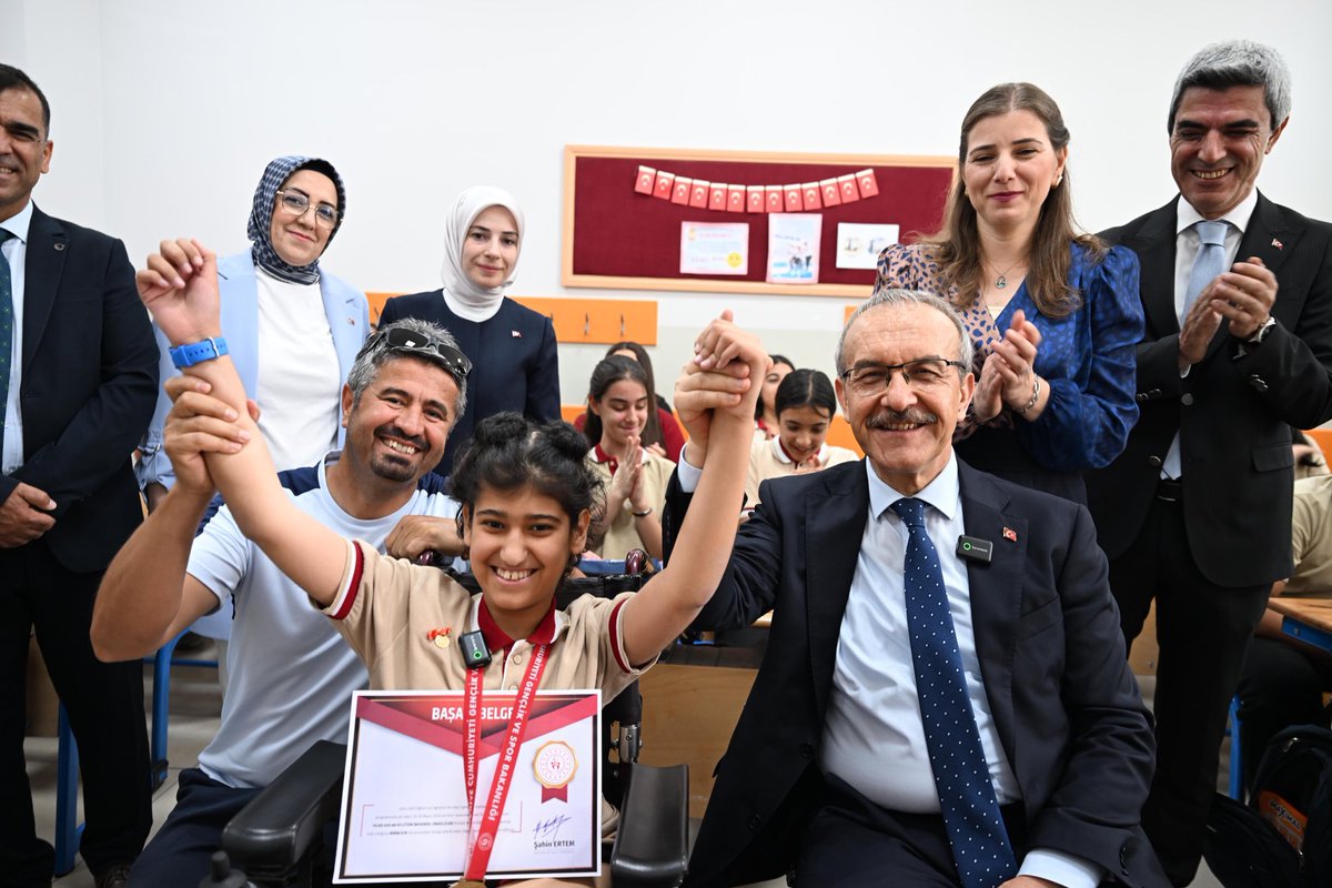 YalcinKores's tweet photo. Okulumuz öğrencisi Melike Alçık, Fiziksel Engelli Atletizm Yıldızlar Türkiye Şampiyonası'nda Oturarak Gülle Atma kategorisinde 1️⃣. olarak büyük bir başarıya imza attı.

Sayın Valimiz @SeddarYavuz bu gurur tablosunu taçlandırmak için okulumuza teşrif ederek bizleri onurlandırdı. https://t.co/j9xxPRcTeh