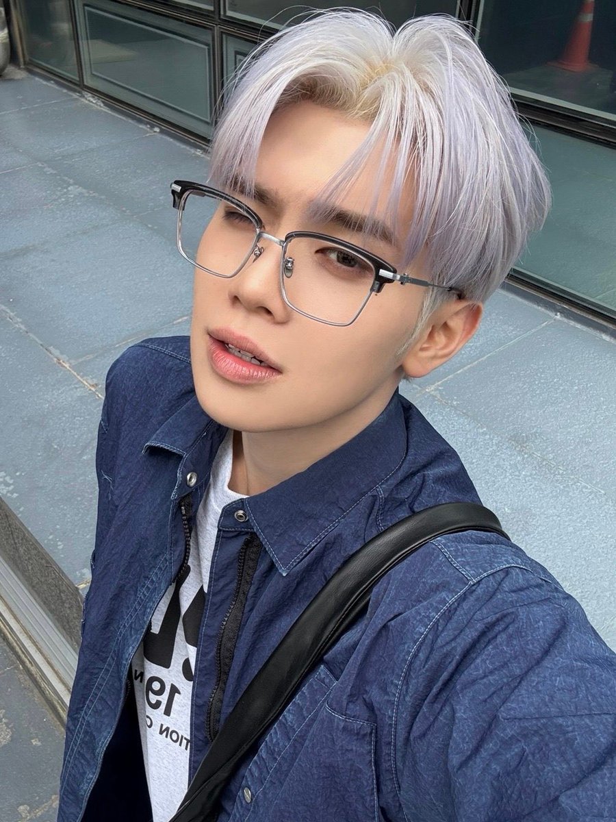 HE LOOKS INSANELY HOT OMG????