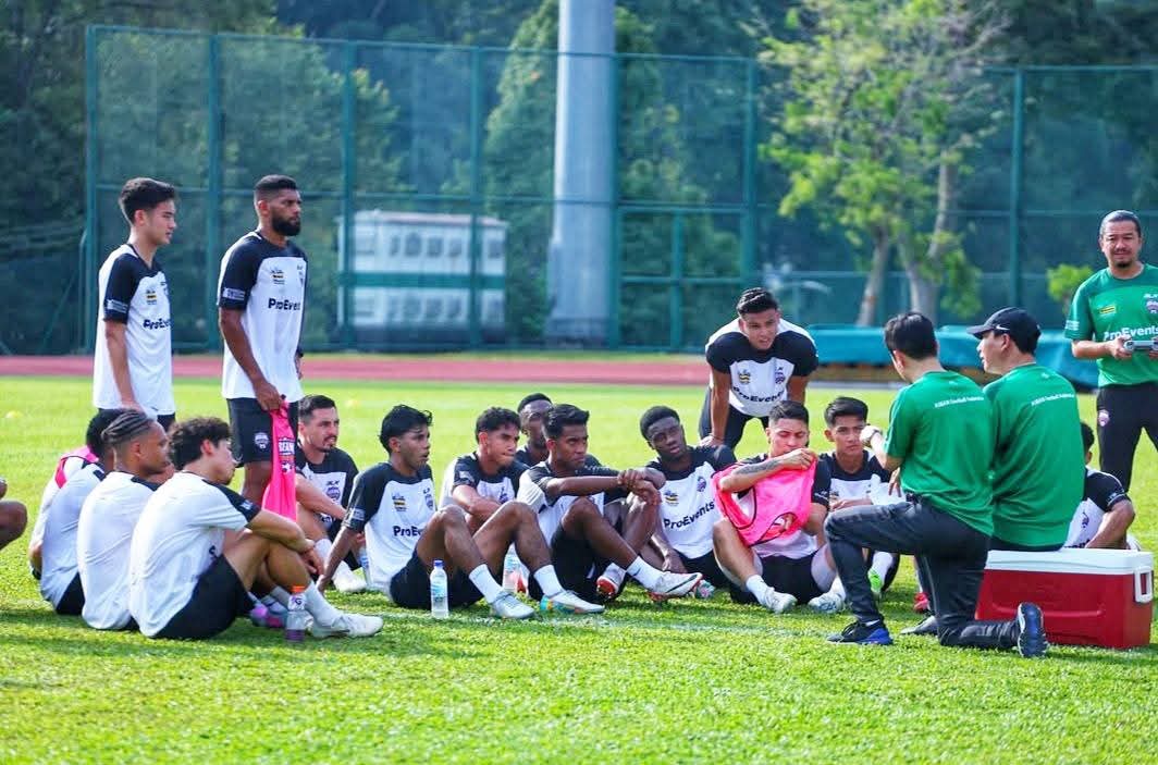 theaseanball's tweet photo. 🔥 ASEAN All Stars gearing up for a big night! 🔥

🇦🇺🇹🇭🇻🇳🇮🇩🇲🇾🇵🇭🇸🇬🇱🇦🇲🇲🇰🇭

The ASEAN All Stars squad hit the pitch for a high-energy training session ahead of their much-anticipated friendly against Manchester United on the evening of May 28! ⚽🌏 https://t.co/zEH2NR4Lrk