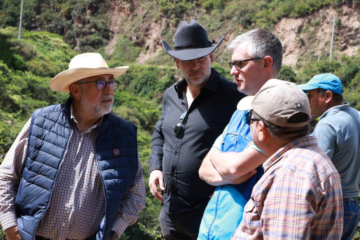 AzuayPrefectura's tweet image. Fortalecemos el riego en #SantaIsabel. 🥬🍅

Junto al @grup_carles, la Alcaldía de Santa Isabel y la Junta del Sistema de Riego Santa Isabel realizamos una visita técnica desde la captación, en alrededor de 20 kilómetros, de la conducción principal del sistema. 💧💧