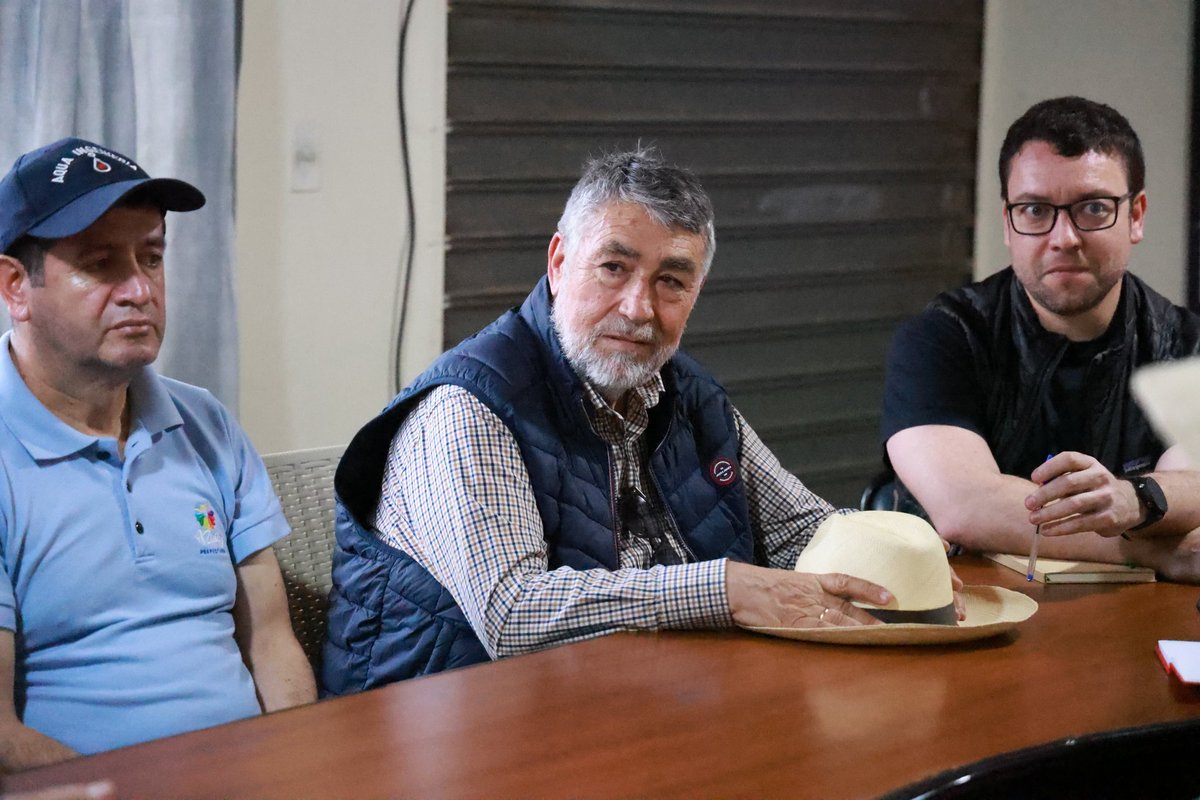 AzuayPrefectura's tweet image. Fortalecemos el riego en #SantaIsabel. 🥬🍅

Junto al @grup_carles, la Alcaldía de Santa Isabel y la Junta del Sistema de Riego Santa Isabel realizamos una visita técnica desde la captación, en alrededor de 20 kilómetros, de la conducción principal del sistema. 💧💧