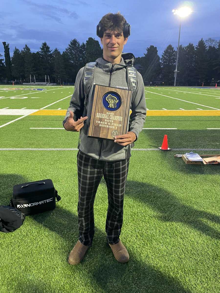 OhmenBrooks's tweet photo. First in the high jump 6’2. Third in the triple jump with a jump of 40’11, and fourth in the 4x4 (first leg) split a 52.4. Scored 21 points individually and won Regionals as a team with 116 points. https://t.co/9yt06xMByJ