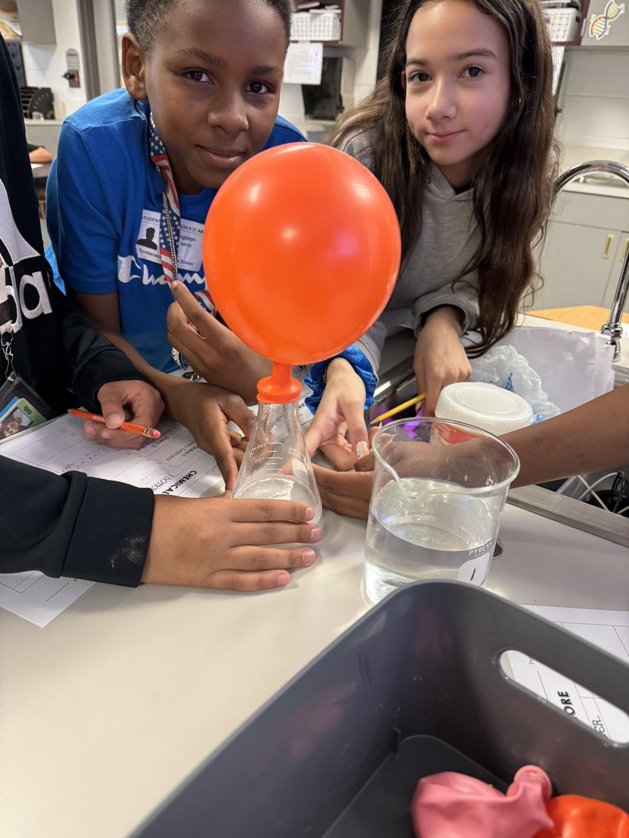 BallardSciTMS's tweet photo. 6thSci having some fun with chemical reactions! #EXPLOREbeforeEXPLAIN #DailyAcademicDiscussion #DoingScienceDaily https://t.co/0r6fIA8pwv