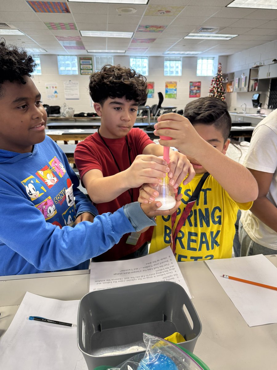 BallardSciTMS's tweet photo. 6thSci having some fun with chemical reactions! #EXPLOREbeforeEXPLAIN #DailyAcademicDiscussion #DoingScienceDaily https://t.co/0r6fIA8pwv