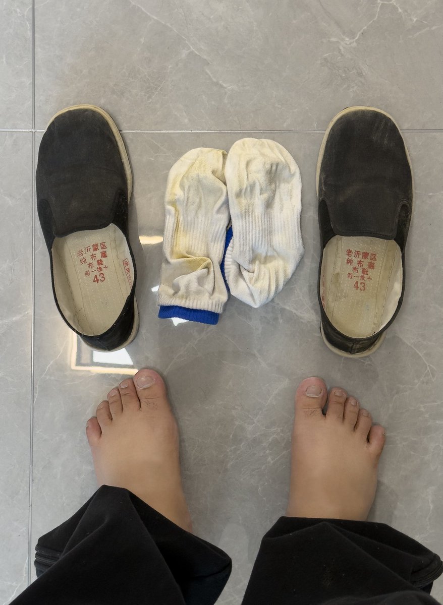 来条狗，把爹的臭布鞋舔干净，走的时候顺道把臭袜子叼走
