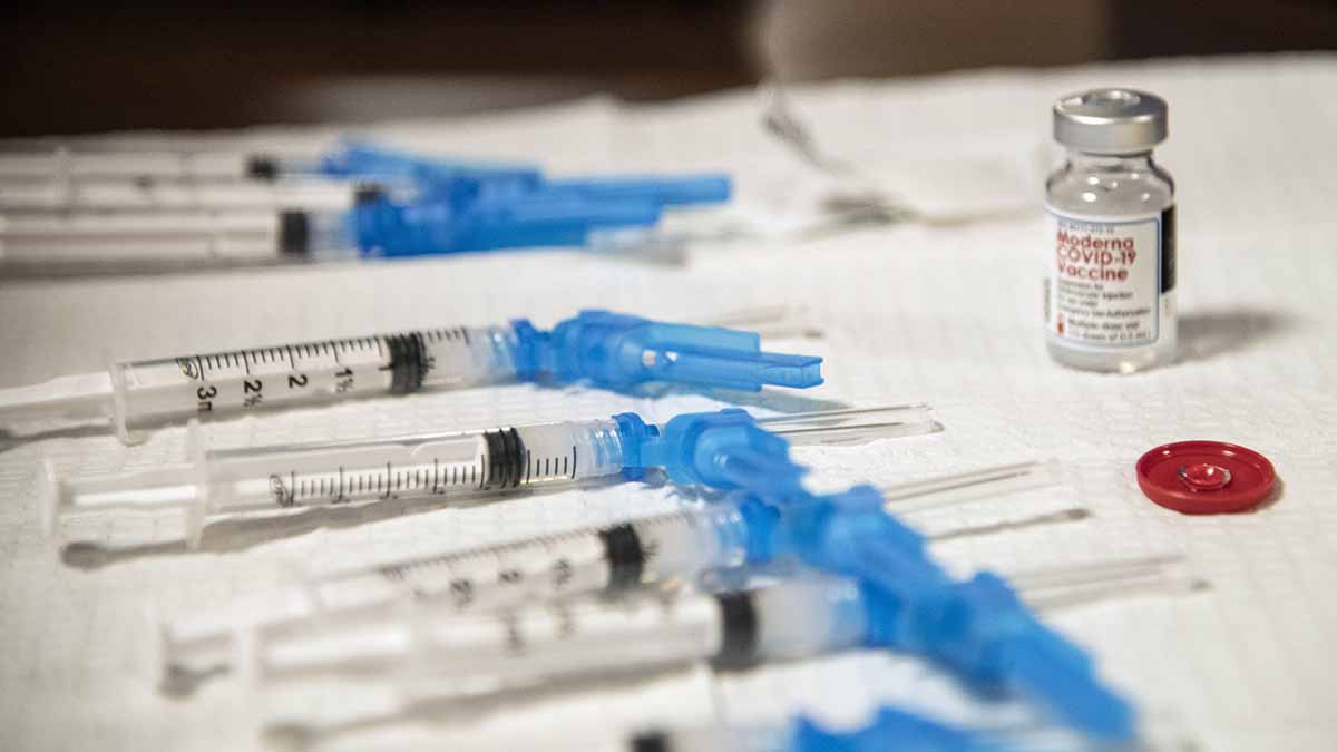 University of Arizona Health Sciences (@uazhealth) on Twitter photo A new study found people vaccinated against COVID-19 mounted an overall immune response that was robust, protective and much higher than that of unvaccinated people, even against Delta and Omicron, despite slight drops for mutated virus parts. bit.ly/43jrEix <a href="/NatImmunol/">Nature Immunology</a> A new study found people vaccinated against COVID-19 mounted an overall immune response that was robust, protective and much higher than that of unvaccinated people, even against Delta and Omicron, despite slight drops for mutated virus parts. bit.ly/43jrEix <a href="/NatImmunol/">Nature Immunology</a>