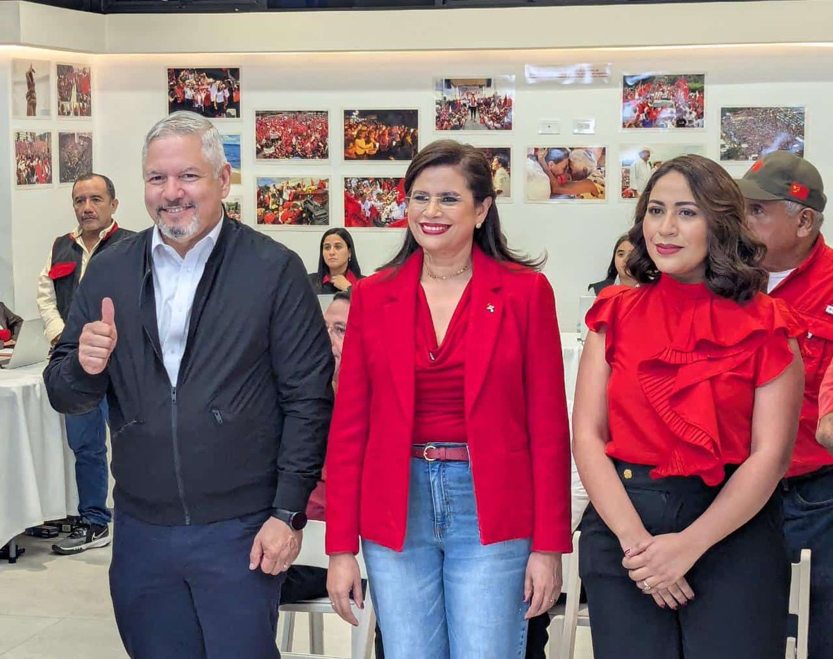 Andrea Nuila H. (@andreanuila) on Twitter photo Cuando el proyecto político es para el pueblo, los cargos son misiones, no títulos de propiedad. <a href="/EnriqueReinaHN/">Enrique Reina</a>, <a href="/riximga/">Rixi Moncada</a> y <a href="/angelica_hn1/">Angélica Álvarez</a> son el ejemplo de militancia y conciencia, cada uno deja una tarea bien cumplida, para asumir otra aún más ardua con la refundación. Cuando el proyecto político es para el pueblo, los cargos son misiones, no títulos de propiedad. <a href="/EnriqueReinaHN/">Enrique Reina</a>, <a href="/riximga/">Rixi Moncada</a> y <a href="/angelica_hn1/">Angélica Álvarez</a> son el ejemplo de militancia y conciencia, cada uno deja una tarea bien cumplida, para asumir otra aún más ardua con la refundación.