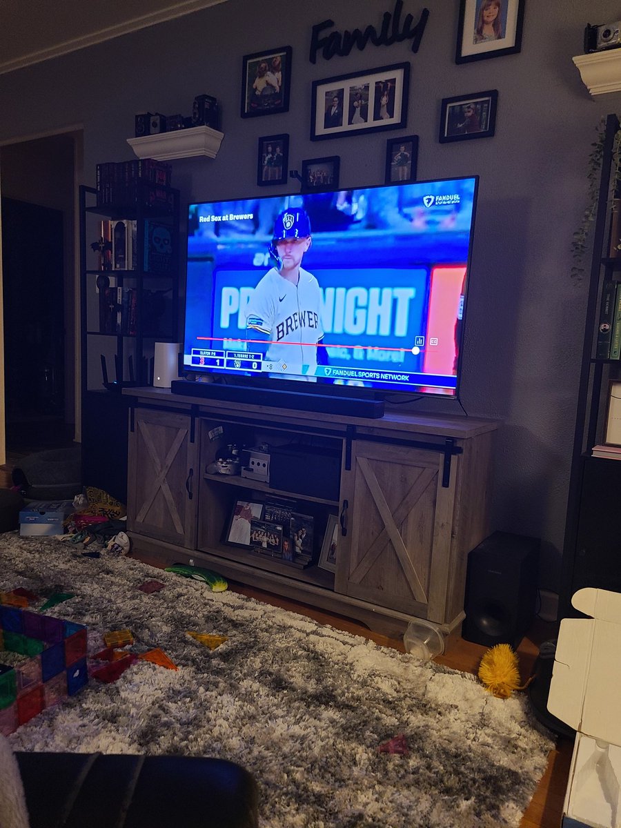 diehardbrewer's tweet photo. @FanDuelSN_WI I'd love to watch the @Brewers game right now but every 5 seconds it lags.  It's not like my internet is down since I'm pulling down 750mbps https://t.co/21d97OmjGu