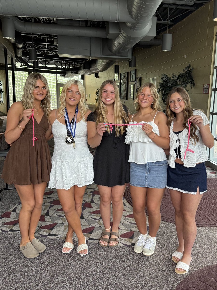 GDiligente33's tweet photo. Senior season complete 💙

🏅 GCC All-Conference
💥 2024 RBI school record
📚 Next stop: Mount Union Softball

Honored to pass my laces to my sister + 3 incredible teammates. Brunswick, thank you for everything. 🫶🏼 

@bhsbluesoftball https://t.co/tQktLfwBnY