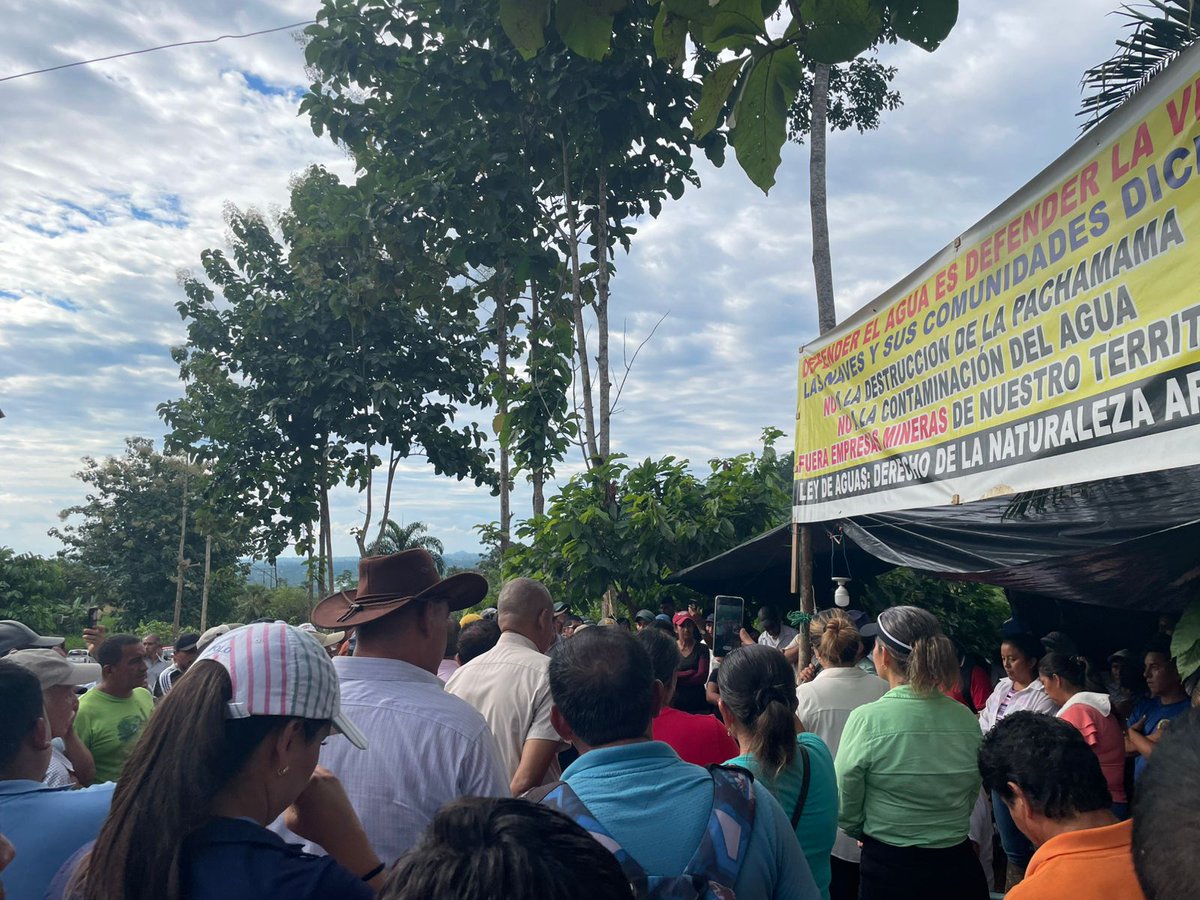 <a href="/CONAIE_Ecuador/">CONAIE</a> <a href="/Avispa_Midia/">Avispa Mídia</a> <a href="/radio_pichincha/">Radio Pichincha</a> <a href="/ecuainm_oficial/">Ecuadorinmediato</a> <a href="/BNPeriodismo/">BN</a> <a href="/revistacrisis2/">revistacrisis_ec</a> <a href="/DDHH_Alianza/">Alianza de Organizaciones por los Derechos Humanos</a> <a href="/CDHGYE/">CDH.GYE</a> <a href="/Cedhu/">Comisión Ecuménica de Derechos Humanos</a> <a href="/inredh1/">INREDH</a> El Recinto La Unión lleva 15 días de protesta ante las afectaciones a sus familias y sus viviendas provocadas por el tránsito diario de volquetas de la empresa minera por la vía principal del recinto, una vía de uso comunitario y agrícola que no es apta para transporte pesado.