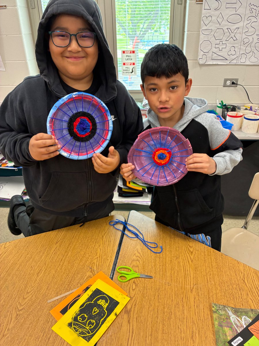 MsRomanArtClass's tweet image. The fabulous 4th graders finished their circle looms! They learned about textile art and weaving!