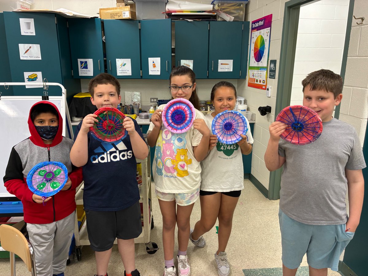 MsRomanArtClass's tweet image. The fabulous 4th graders finished their circle looms! They learned about textile art and weaving!