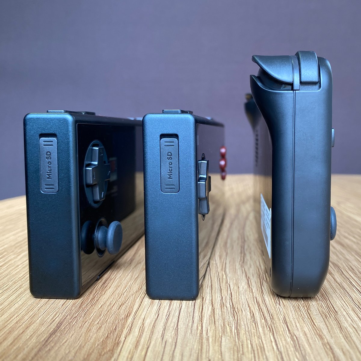 ACE、MICRO Classic、MICROサイズ感比較___φ(ﾟｰﾟ *　)

ACEは、ジョイスティックのサイズが小さくて操作しやすい🕹比べると厚く見える本体だけど、握りやすくて長時間のゲームも快適でした!!!

🔽詳細はこちら
ayaneo.jp/ayaneo-pocket-…