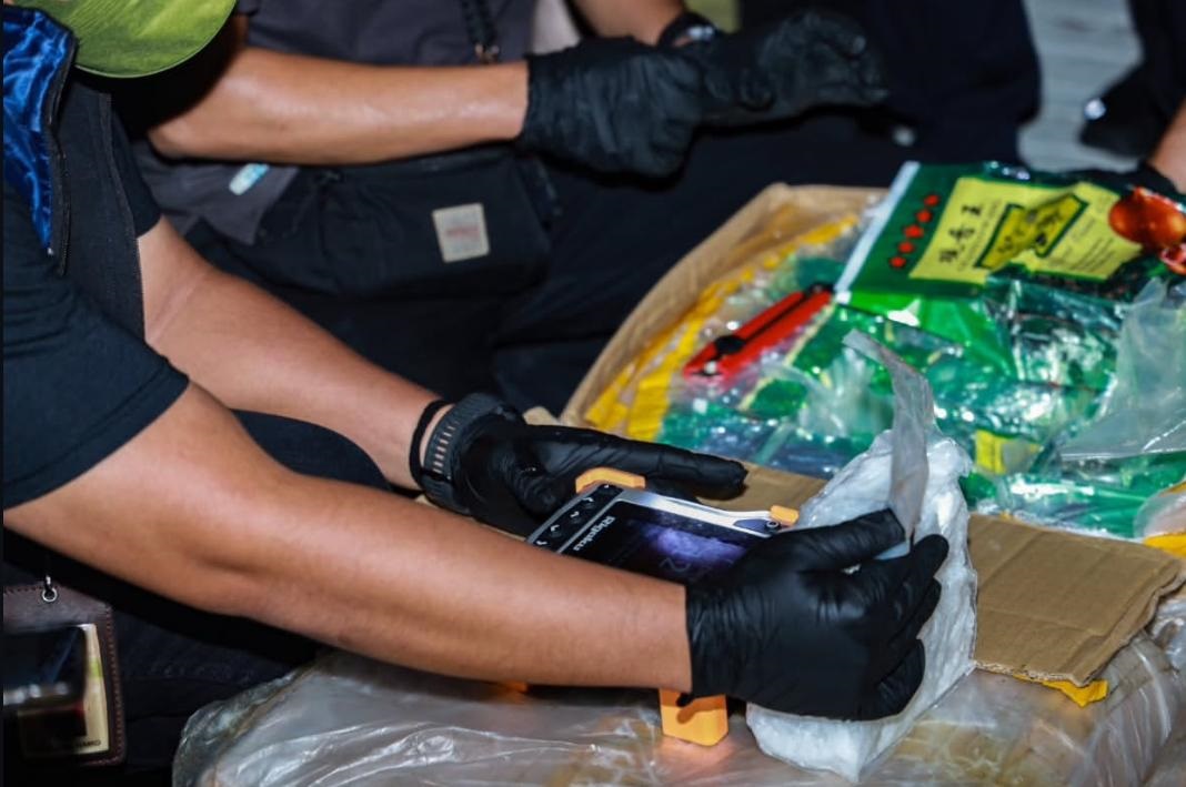 Indonesian Navy Seizes Nearly 2 Tons of #Methamphetamine and #Cocaine

Read more about this significant seizure here from CNN Indonesia: cnnindonesia.com/nasional/20250…

#indonesiannavy #drugtrafficking #customs #drugsmuggling
