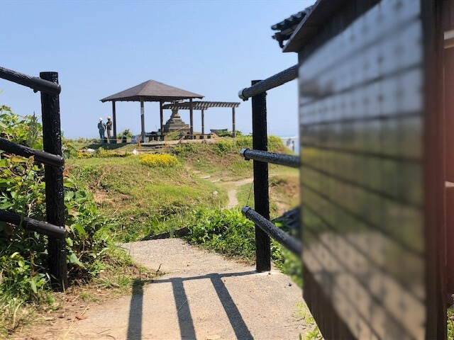 ５月２８日（水）🌤
クラウドファンディング型ふるさと納税でご寄付くださった皆様のお名前を刻印した銘板プレート（1/4）を田後公園に仮設置しました。

写真から、どこにあるかぜひ探してみてください...！