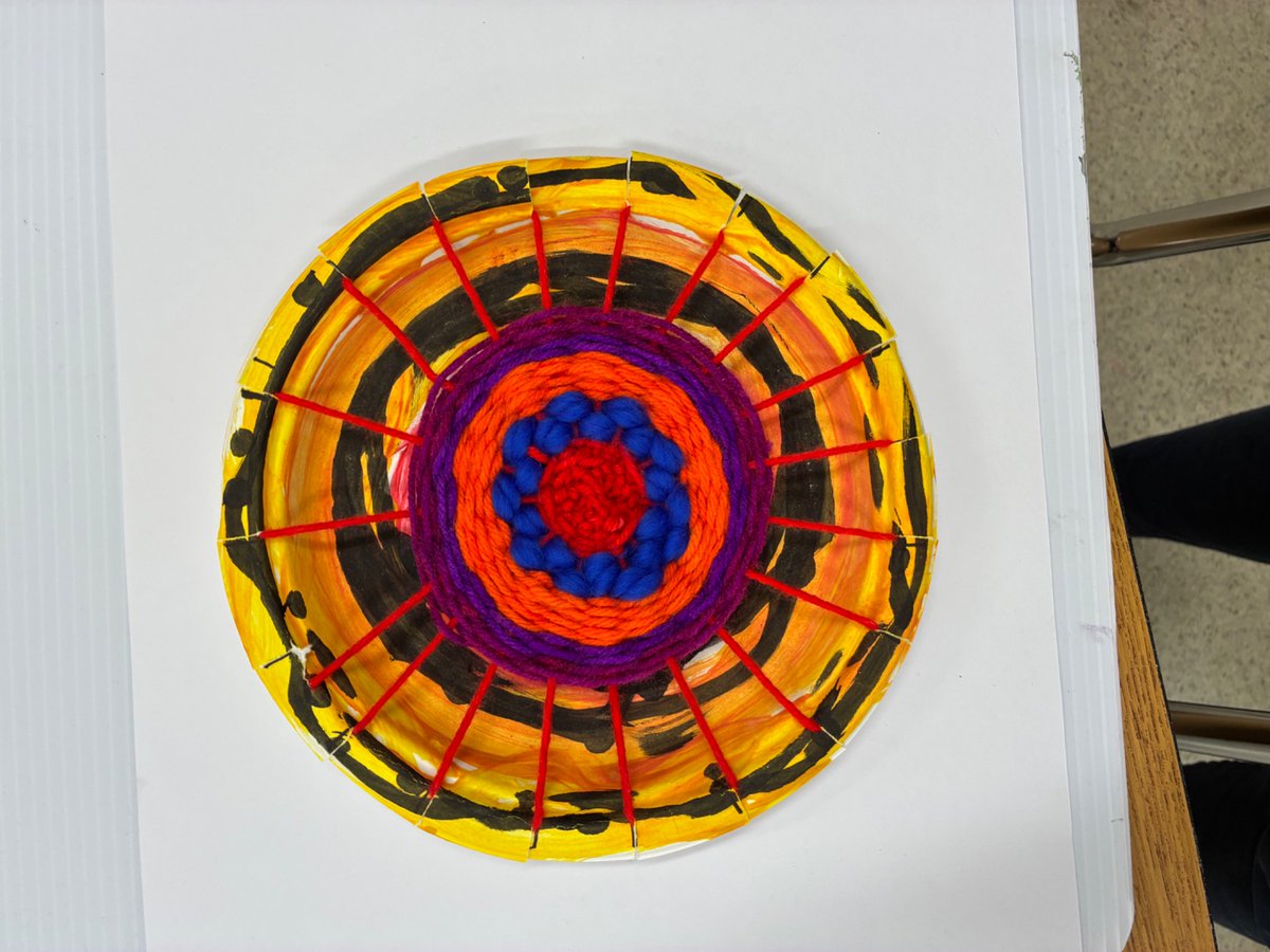 MsRomanArtClass's tweet image. The fabulous 4th graders finished their circle looms! They learned about textile art and weaving!