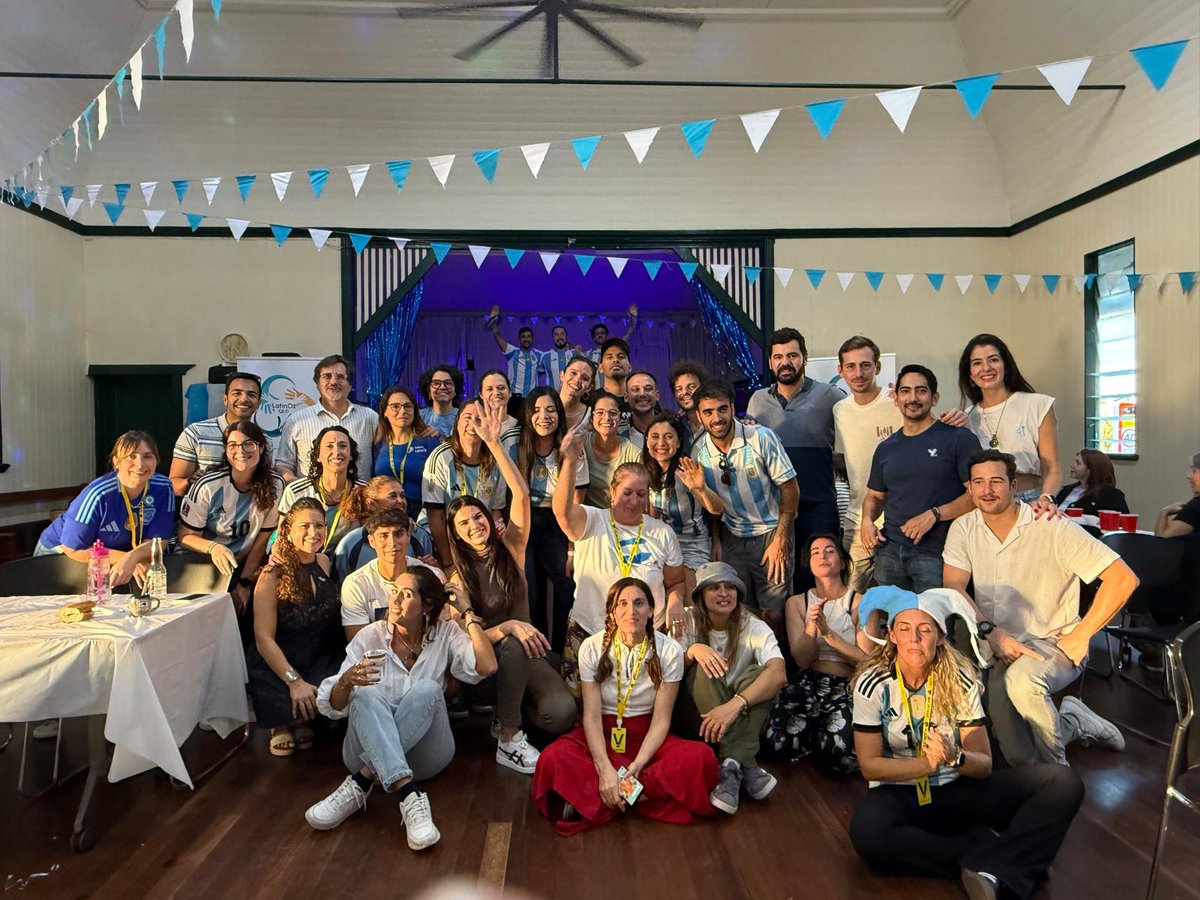 Y luego seguimos para Brisbane y muy honrados de celebrar el Día Nacional en la festiva Peña 25 de Mayo! El Emb. Gowland participó en la fiesta en el Coorparoo School of Arts and Memorial Hall.