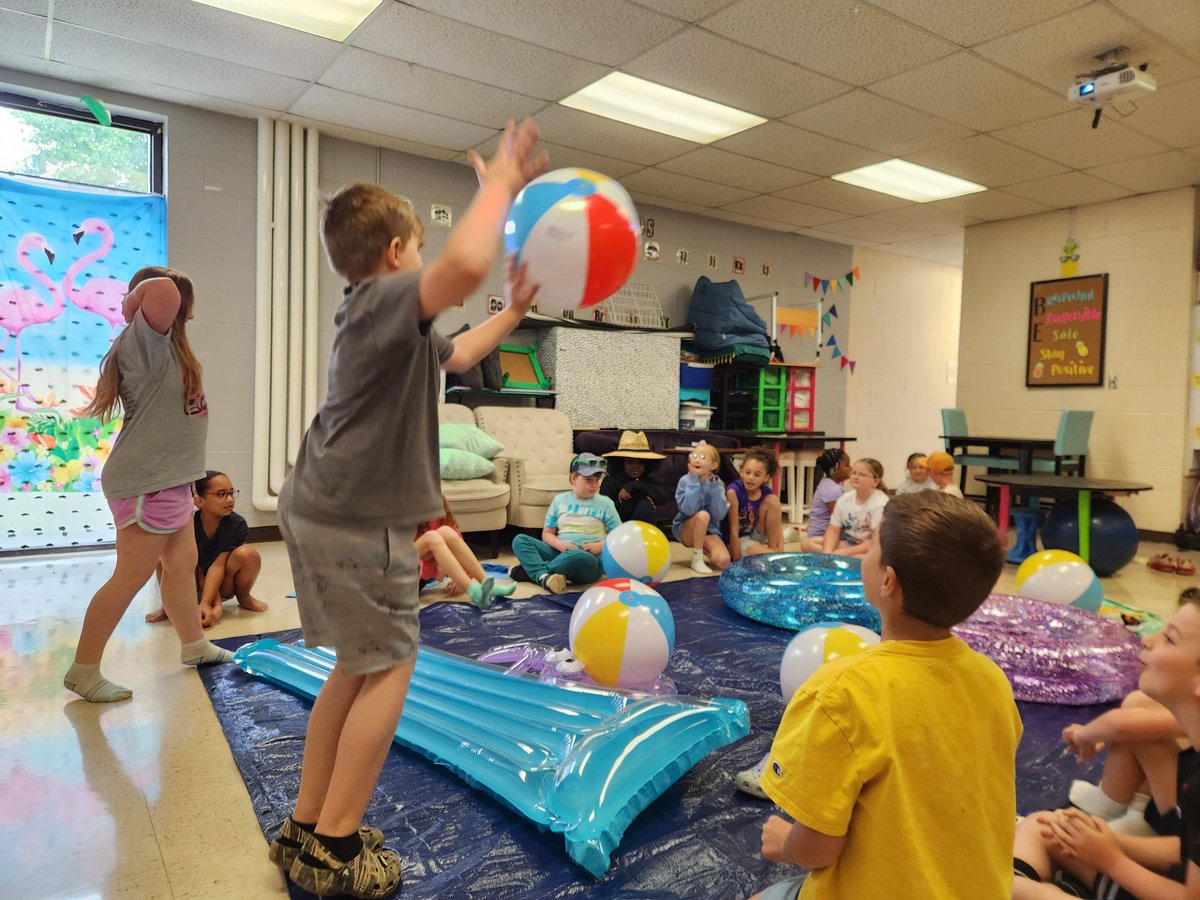 MrsMaynard1st's tweet photo. Beach Day! @ChristianaES1 https://t.co/SybhuiWkak