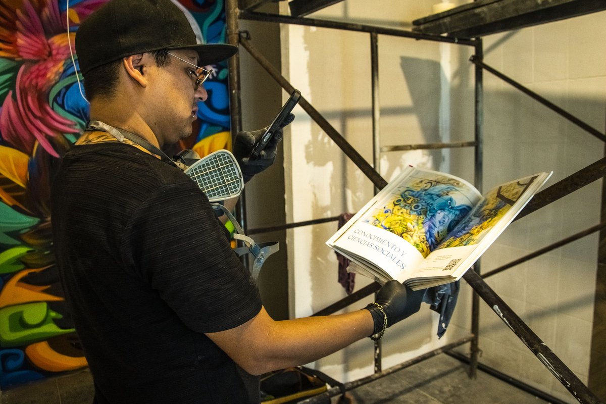 elrudo_viornery's tweet image. Sesión de fotos con @hidroc, donde además, firmó mi libro de #MurosSomos.
Todavia me foatan varios muralistas que me gustaría que firmarqn mi libro.
@StreetArtDF @artemasmusica @lunecas @MexicoBienHecho #Murales #fotoeditorial #fotodocumental #VidaNikon.