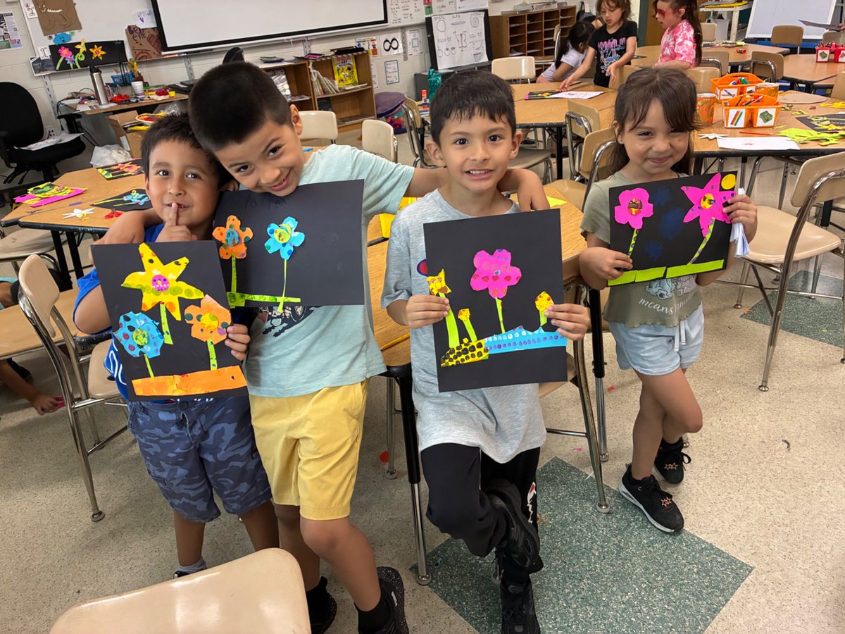 MsRomanArtClass's tweet image. 1st graders studied Yayoi Kusama! They made flowers out of painted dot paper!
