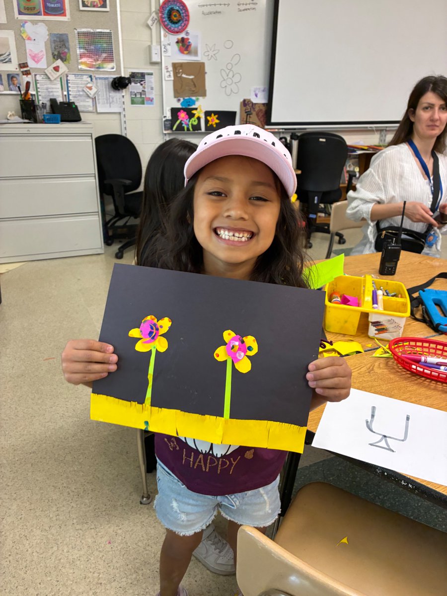 MsRomanArtClass's tweet image. 1st graders studied Yayoi Kusama! They made flowers out of painted dot paper!