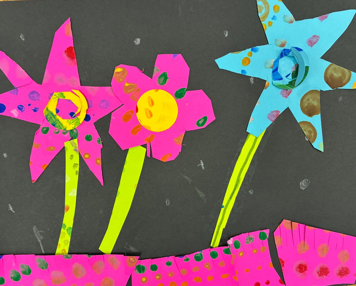 MsRomanArtClass's tweet image. 1st graders studied Yayoi Kusama! They made flowers out of painted dot paper!