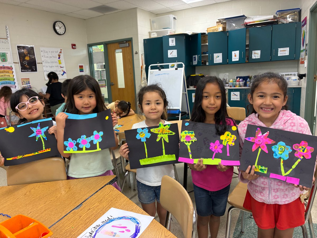 MsRomanArtClass's tweet image. 1st graders studied Yayoi Kusama! They made flowers out of painted dot paper!