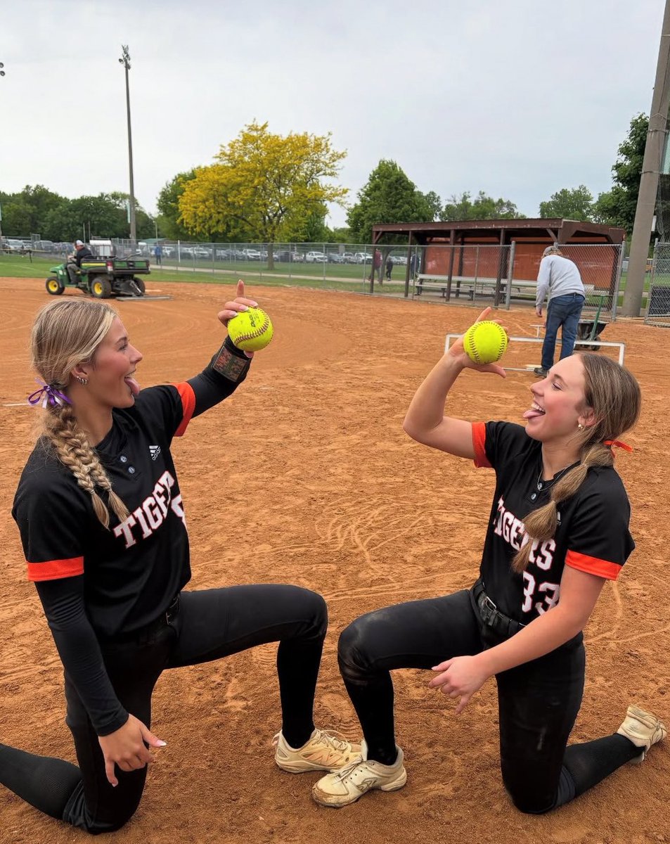 Another BIG section win for the Tigers! 🧡
6-3 over Lakeville North! 

🐾 Kayley Schuenemann collected three hits in four at bat
🐾 Home runs by Schuenemann and <a href="/LilaJohannsen/">Lila Johannsen</a> 
🐾 Kayla Schweich earned the win
🐾 11 hits in the game

Next up: Section Championship on Thurs