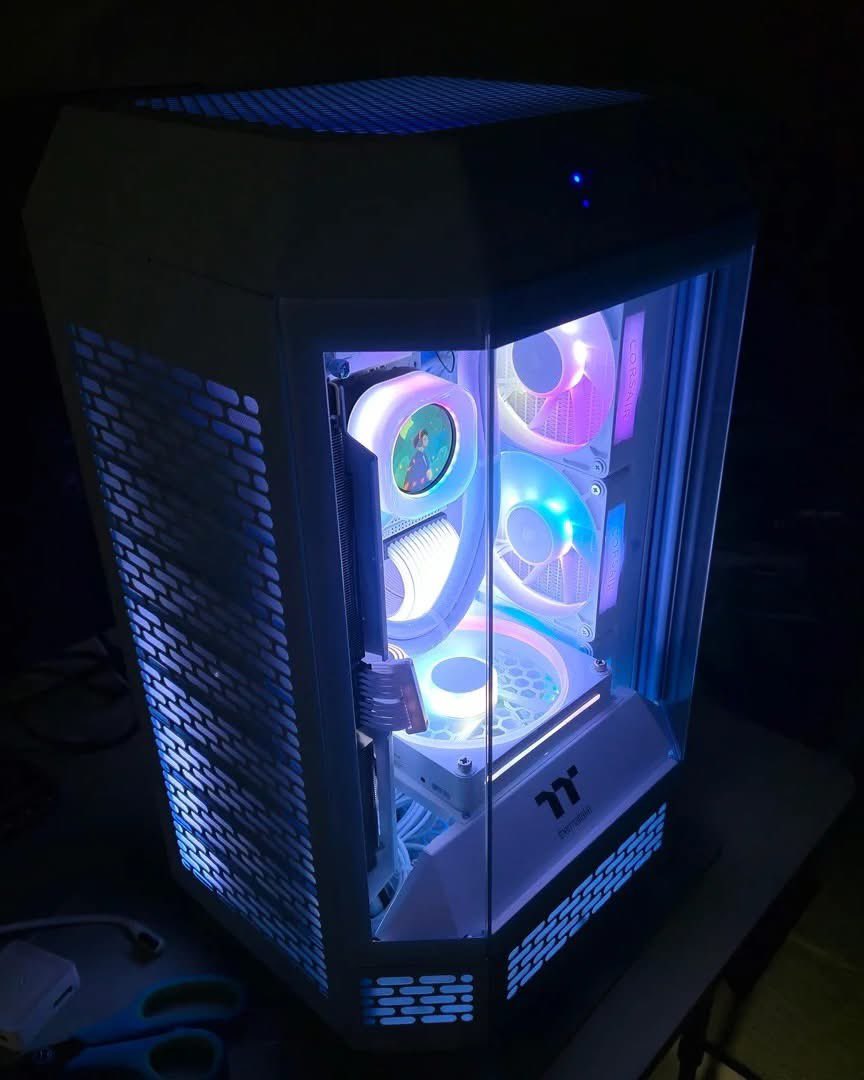 ThermaltakeJ's tweet image. The Tower 250 Snow

@ ProfMags / #modpc #custompc

暗いなか光る白いパソコンは神秘的ですね✨このようなビルドはいかがですか？

#Thermaltake 製品が気になったらいいね👇❤️