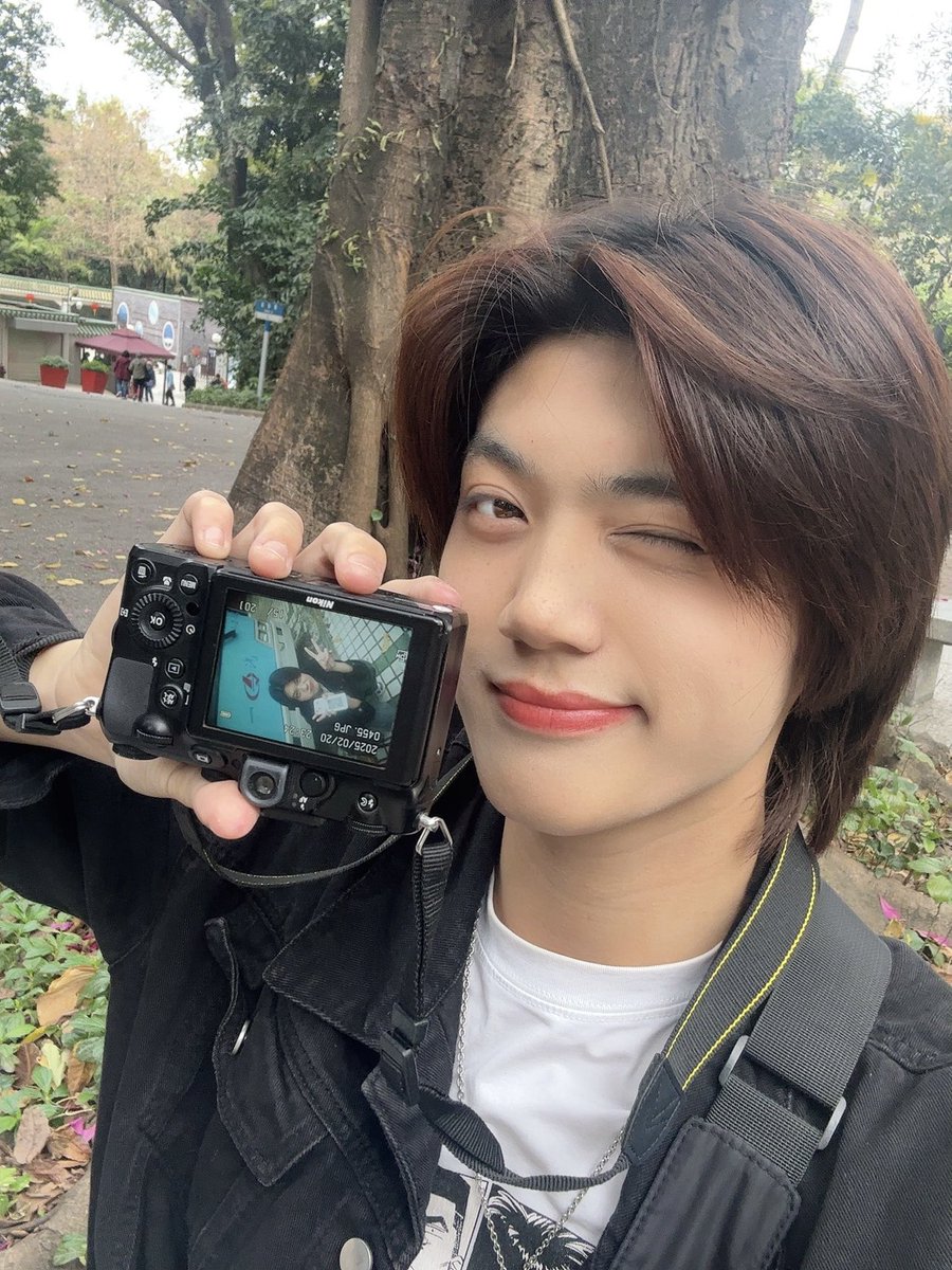 DayNightMember's tweet photo. [Adios Wang]

第一次要展示給大家看的新髮色，相比藍色會不會喜歡紅棕色呢🙈

#DayNight #Adios #AdiosWang #SearchandFind https://t.co/y7O0AQieq6