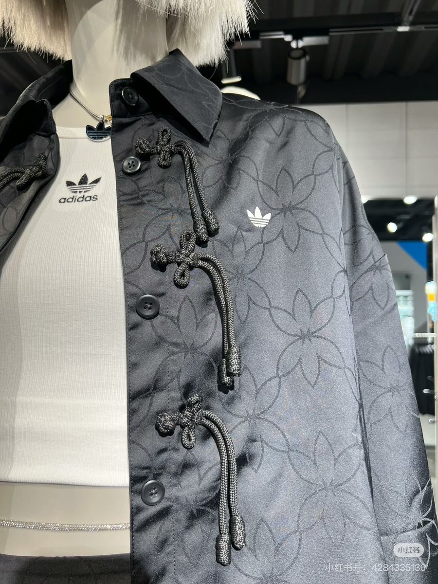 PlengpinRuanng2's tweet photo. พรี Adidas Original CNY SHIRT JACKET 
มีเบอร์  Xs-Xl ใส่เป็นเสื้อคลุมได้ค่าเท่มาก😎

✨ดีเทล:บนเสื้อมีลายดอกไม้ เชือกจีนตรงกระดุมมีความหมายถึง“สิริมงคล”

โปร จาก6990❌ เหลือ 6490 รวมส่ง🙌🏻
รอสินค้า7-15 วัน✈️

#adidas #พรีadidas  #พรีจีน  #พรีอดิดาส #adidasoriginals https://t.co/WaTnSPJ9Mg