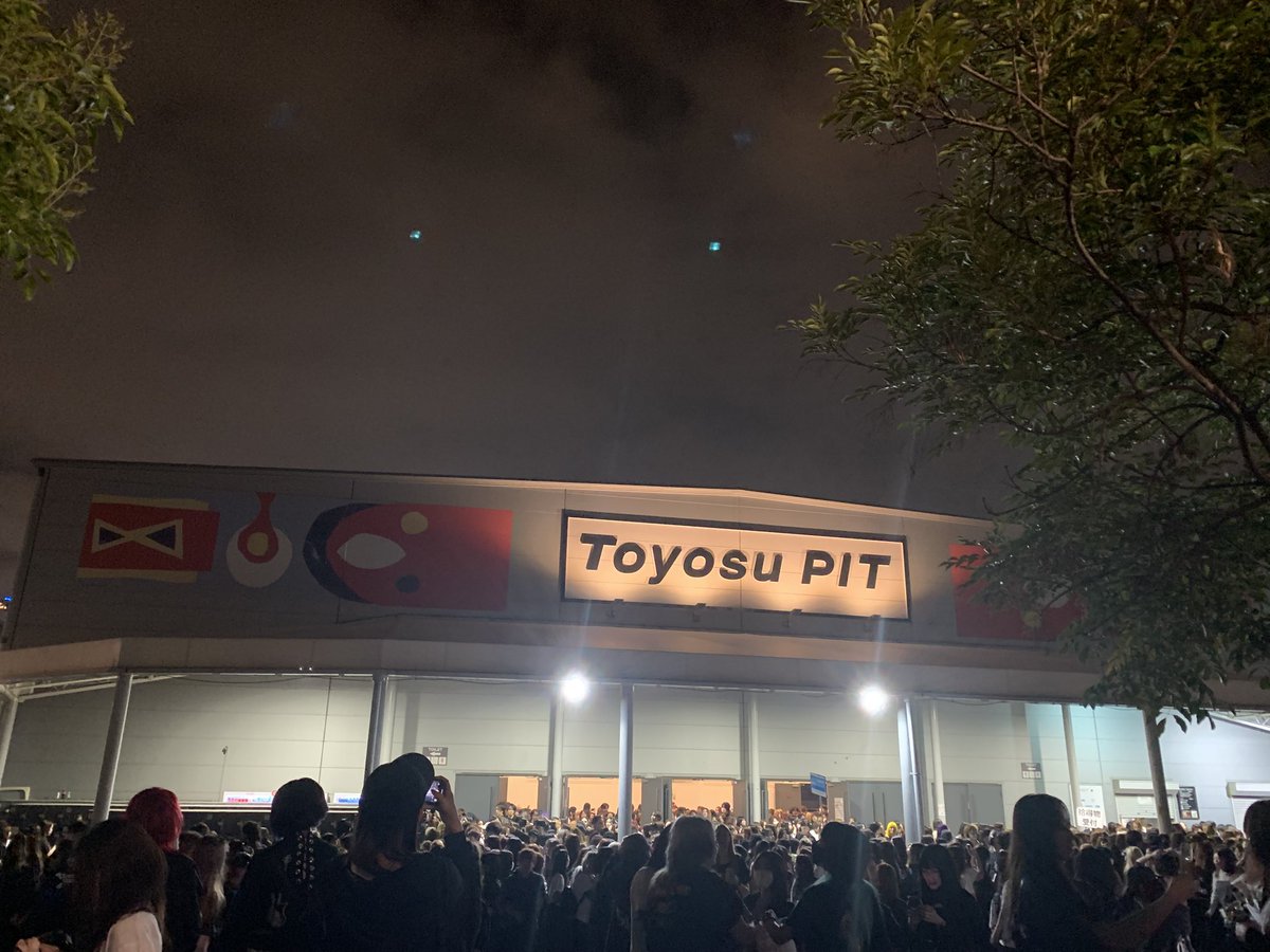 visualkei_oyaji's tweet photo. おはよう！☕️😊

昨夜はthe GazettE LIVE「SIX GUN’S」 at 豊洲PITに参戦‼️

今日はREITAの誕生日だ。いつもの定位置にベースアンプが無言の圧を放ってる。

「あいつのこともお前らも愛してます！」「REITA聞こえてるかー？」
ルキの魂の叫びが超満員の会場を震わした。

#theGazettE
#REITA生誕祭 https://t.co/kpUdcSSia9