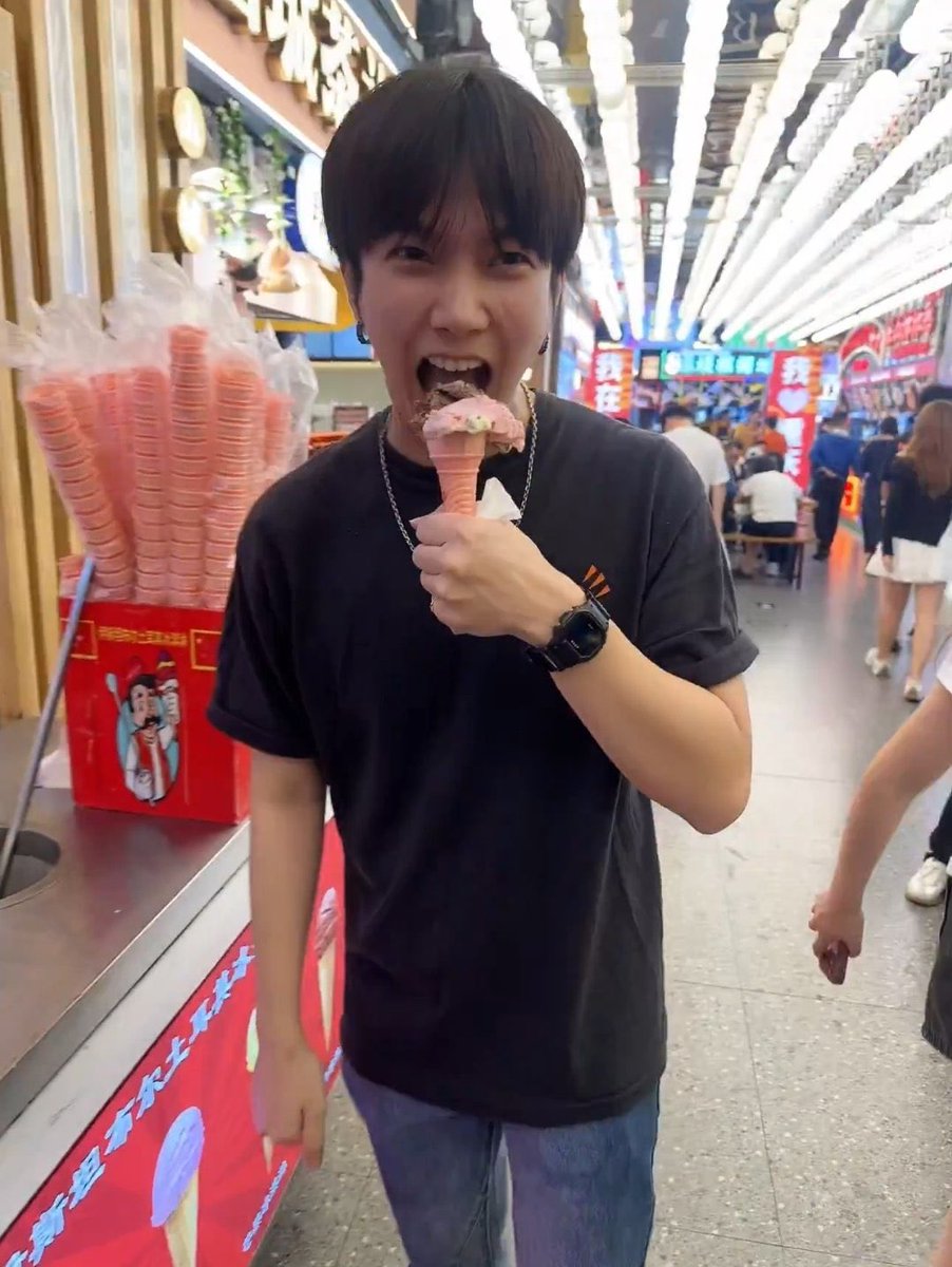 ง่ำๆ 😋🍦🍨
#BuildJakapan  #Beyourluve