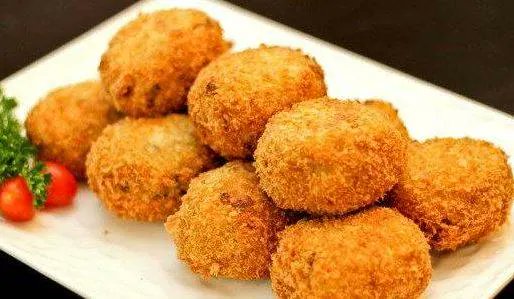 کروکت گوشت، یه حجم کوچیک از بهشت😍 ترد و خوشمزه، یه لقمه کافیه تا عاشقش بشی😋 امتحان کردی؟
 #کروکت_گوشت #خوشمزه #غذا