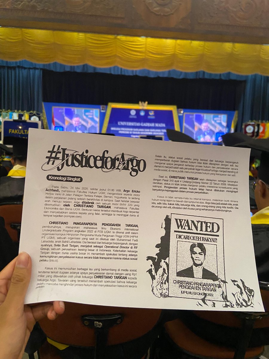 Meski banner sudah diturunkan, tentu kawan² tidak putus harapan dalam merawat keadilan. 

Selamat berwisuda, semoga bisa mjd insan yang bermanfaat—termasuk mewartakan kebenaran lewat selebaran kpd orang tua mahasiswa.

Apresiasi kepada kawan² yang terus berjuang, memupuk harapan.