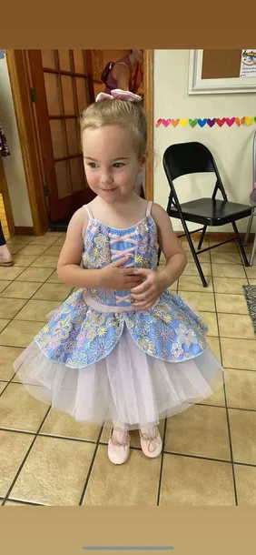 TrueCrimeUpdat's tweet photo. ⚠️ WARNING: This post contains graphic descriptions of violence.

Chloe Spencer, 23, & Daniel Spencer, 35, the mother & stepfather of 5-year-old Missy Mogle, have been charged with second-degree murder, aggravated battery on a child, child neglect with great bodily harm, & failure to report child abuse in Tallahassee, Florida.

On May 19, Tallahassee police responded to a report of an unresponsive child at the 4100 block of Kipling Court. Missy's grandfather was performing CPR on her, but she was pronounced dead at the hospital. Her parents claimed Missy had "behavioral issues" & would hold her breath during tantrums. Daniel Spencer stated he argued with Missy, then left her standing in her bedroom, closing the door. After several minutes, he found her not breathing.

Responding officers noted "suspicious bruising & injury patterns" on Missy's body. An autopsy determined she was malnourished & died by homicide. Investigators found security camera images from Missy's bedroom allegedly showing Daniel "physically abusing" her by hitting, violently pulling her arms, shoving her face into a bed, binding her feet & hands, & covering her with pillows & comforters. Her blood was found on her bedding. Other photos allegedly showed Chloe "standing over" Missy with an object, & Chloe later admitted hitting the girl with a shoe.

Daniel Spencer had a criminal record, having been convicted last month of child sex crimes, including traveling to meet a minor, & was out on bail awaiting sentencing for that case. Tallahassee Police had also investigated accusations of Daniel sexually abusing Missy last year, but no arrests were made due to "insufficient probable cause." Both Chloe & Daniel Spencer have pleaded not guilty & remain held without bond.

🙏Please share to spread awareness
DISCLAIMER: The information shared is based on initial reports, may not be fully verified, & is presented as alleged. Details are subject to change as investigations proceed
🔔Follow for more recent True Crime Updates
👁️Source: WCTV/Gray News