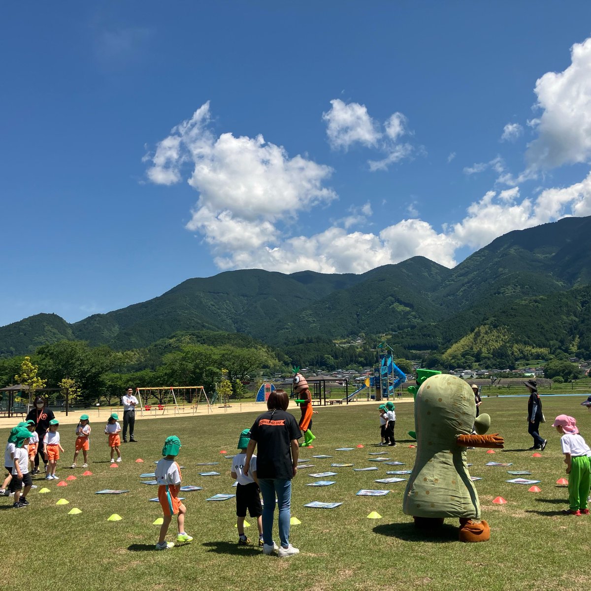 ssf_pr's tweet photo. SSFでは今年度より「SSFアクティブチャレンジ～スポーツで元気なまちづくり～」を実施しています❕
https://t.co/q25xIMi0zi

住民総参加の運動・スポーツイベントであると同時に地域課題を解決するプログラムを実施する参加自治体も💪アクティブチャレンジ担当メンバーは現在、参加自治体のひとつ、山梨県南部町を訪れています✨南部町のみなさま、どうぞよろしくお願いいたします🍀

先ほど訪れたのは「大型かるた大会」です！保育園と幼稚園の園児約20名が参加👦👧はじめは緊張した様子の子どもたちも段々と慣れていき、かるたを取れるとガッツポーズ💪友だちが先に取ると悔しがる😿など、一喜一憂する様子がみられました🎵

使用されているのは「ふるさと大型かるた」！南部町では、秋に開催されるスポーツイベント「アルカディアフェスタ」でも楽しまれており、町民にとってなじみのある「かるた」です📚

#SSFアクティブチャレンジ
#アクチャレ
#山梨県南部町
#大型かるた大会
#スポーツでアクティブなまちづくり
#地域活性化
#スポーツのある生活