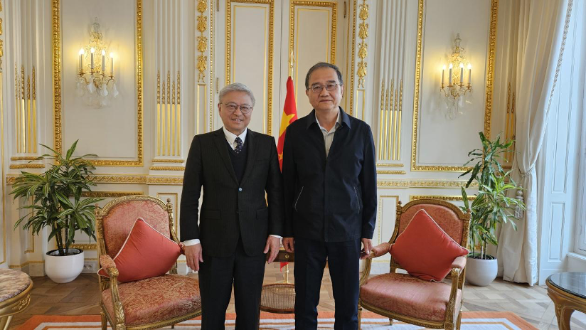 TUIIRCHINA's tweet photo. 🤝 Professor Yan Xuetong met with Deng Li, Chinese Ambassador to France and Monaco, to exchange views on the current international landscape, China-Europe relations, and Sino-French ties. #ChinaEurope #Diplomacy https://t.co/6CyeiezPkI