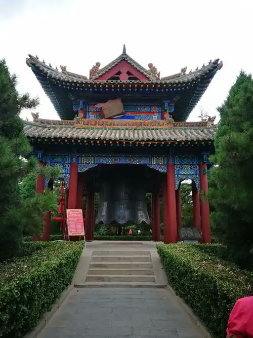 dz0920's tweet photo. 山西·临汾尧庙
这地方供的是“中华第一位皇帝”尧帝,整个庙宇气场十足,连牌匾都写着“文明始祖”。
走进去,仿佛自带帝王视角。
#Shanxi #ChinaTravel #Yaomiao #AncientChina #TravelHumor https://t.co/HNJ62z0Hmv