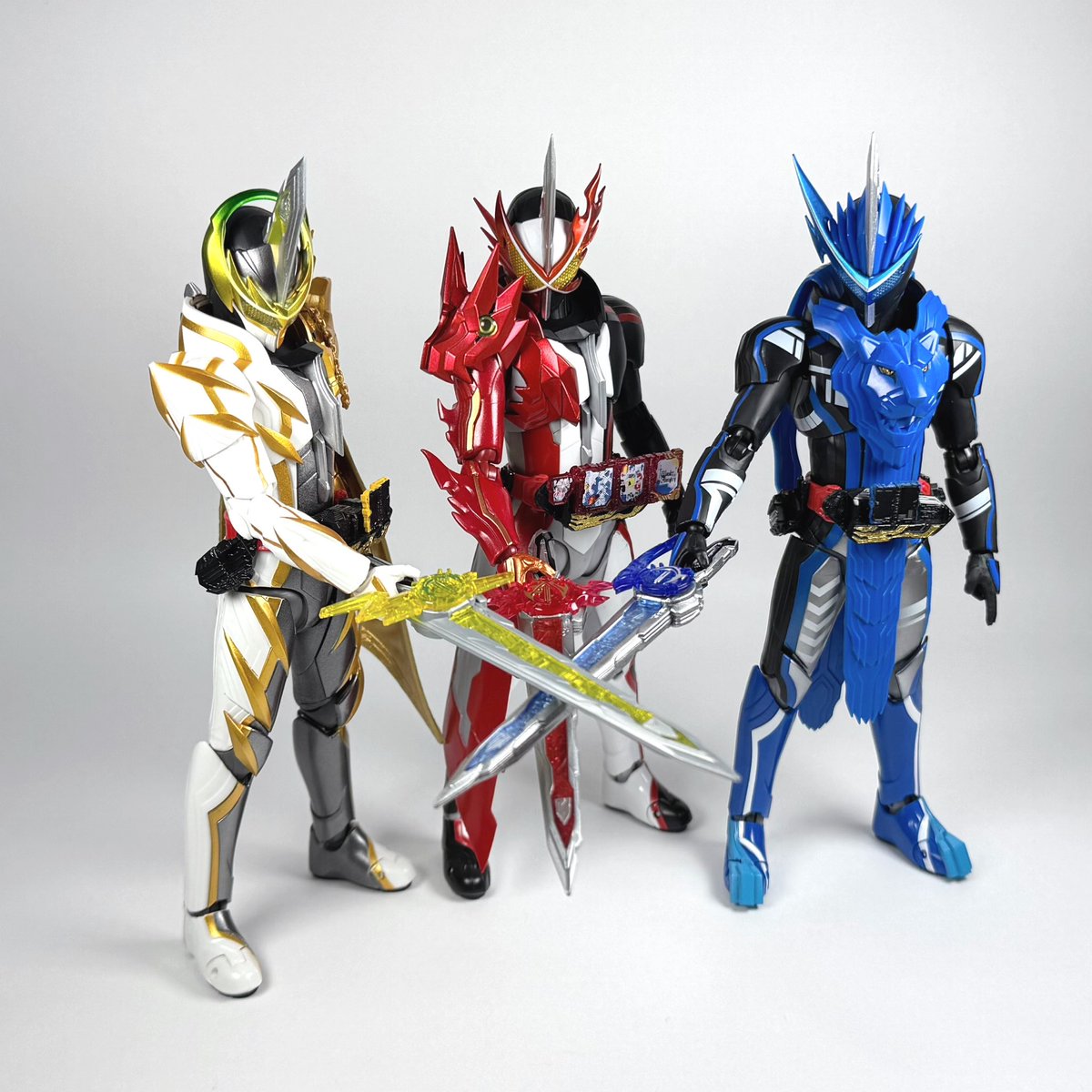 cuscus2022's tweet photo. 俺たち3人、お互いを信じ助け合う。
仲間として、友人として。
それが俺たちの物語になる。
#仮面ライダーセイバー
#フィギュアーツ https://t.co/WTMhLHdmK8