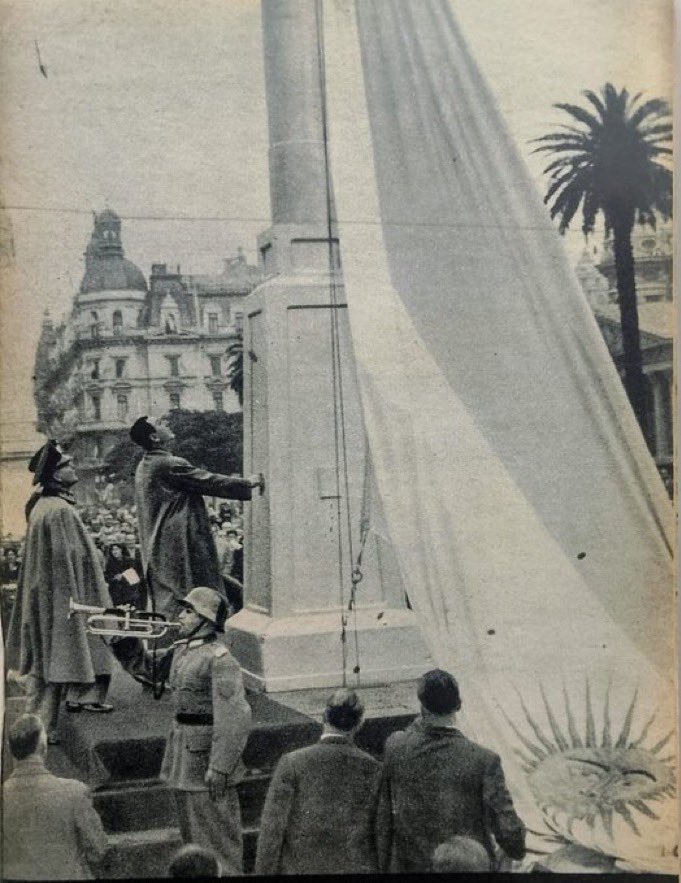 admirableactor's tweet photo. Juan Domingo Peron izando la bandera en la Plaza de Mayo, 1950. https://t.co/YpiQxNPzGt