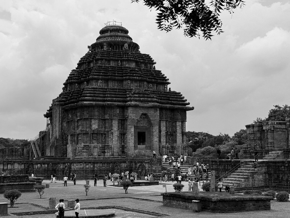 builthistories's tweet photo. Sun Temple, Konark, Odisha (13th Cen CE; World Heritage Property), reflects zenith of Kalinga temple architecture and artistic excellence. 

#suntemple #konark #odisha #templearchitecture #worldheritage #monumentsofindia #kalinganarchitecture #hindutemple https://t.co/vS2oLYQKMB