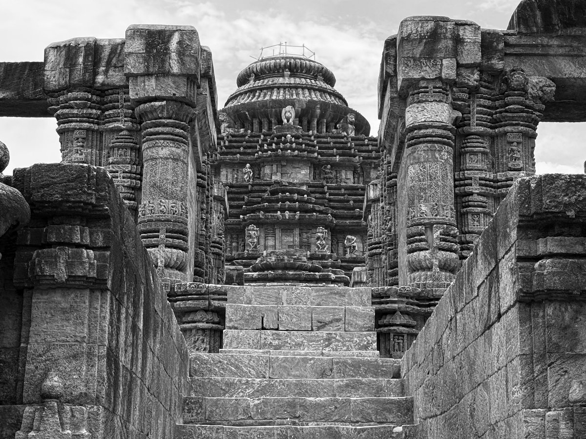 builthistories's tweet photo. Sun Temple, Konark, Odisha (13th Cen CE; World Heritage Property), reflects zenith of Kalinga temple architecture and artistic excellence. 

#suntemple #konark #odisha #templearchitecture #worldheritage #monumentsofindia #kalinganarchitecture #hindutemple https://t.co/vS2oLYQKMB