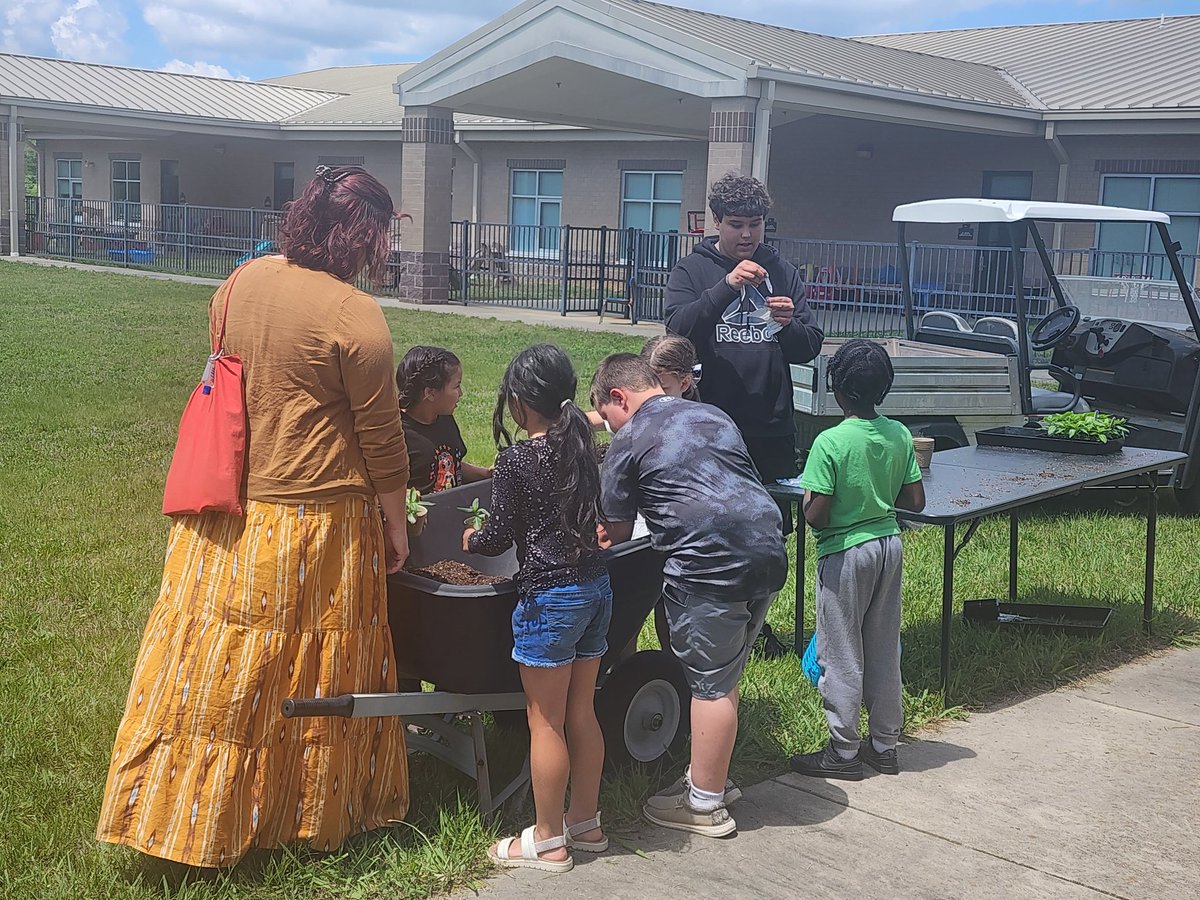 ledford_ffa's tweet photo. We had an absolute blast sharing our knowledge with 1st graders. We used the 1st grade science standards when planning. Each student planted a flower for their mom. πΈ#doingtolearn @CTEforNC @LedfordProud @dcsnc https://t.co/T7BEYKACbC