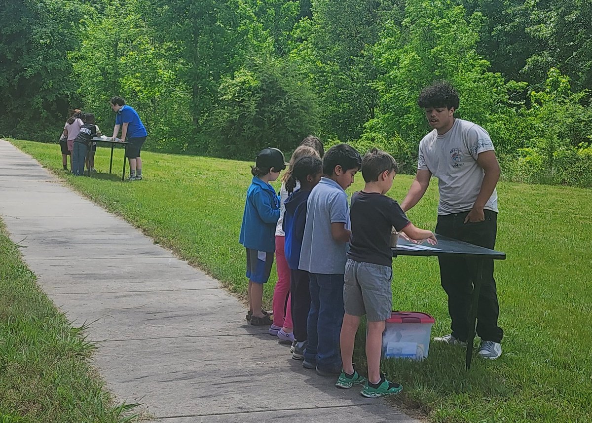 ledford_ffa's tweet photo. We had an absolute blast sharing our knowledge with 1st graders. We used the 1st grade science standards when planning. Each student planted a flower for their mom. πΈ#doingtolearn @CTEforNC @LedfordProud @dcsnc https://t.co/T7BEYKACbC