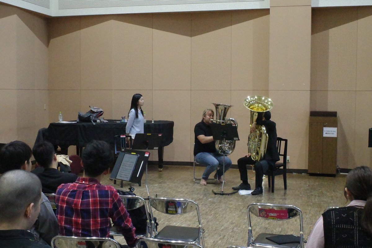 リサイタル前日は大阪音楽大学でマスタークラスの通訳！🇩🇪🇯🇵

「チューバのレッスンなんて日本語でも半分ぐらい何言ってるかわからんのにドイツ語でなんかわかるかい！」と正直不安でしたが

いざ始まると
あれ？案外できる…！
何とか任務遂行😎

また一つ、経験を重ねていきたいお仕事が増えました✨