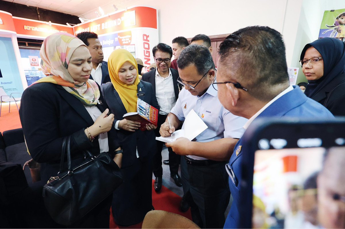 Alhamdulillah, di Pesta Buku Antarabangsa Kuala Lumpur 2025 (PBAKL 2025), saya meluncurkan Buku Selangkah Kehadapan: Pengalaman Pentadbir Petaling Dalam Mendepani COVID-19.

Tahniah saya ucapkan kepada Dato’ Johary Anuar serta seluruh pihak yang terlibat, khususnya pentadbir